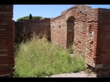 08454 ostia - regio v - insula iii - casa (v,iii,5) - via delle ermette - 4. laden von sueden - bli ri nordwesten - 06-2024.jpg